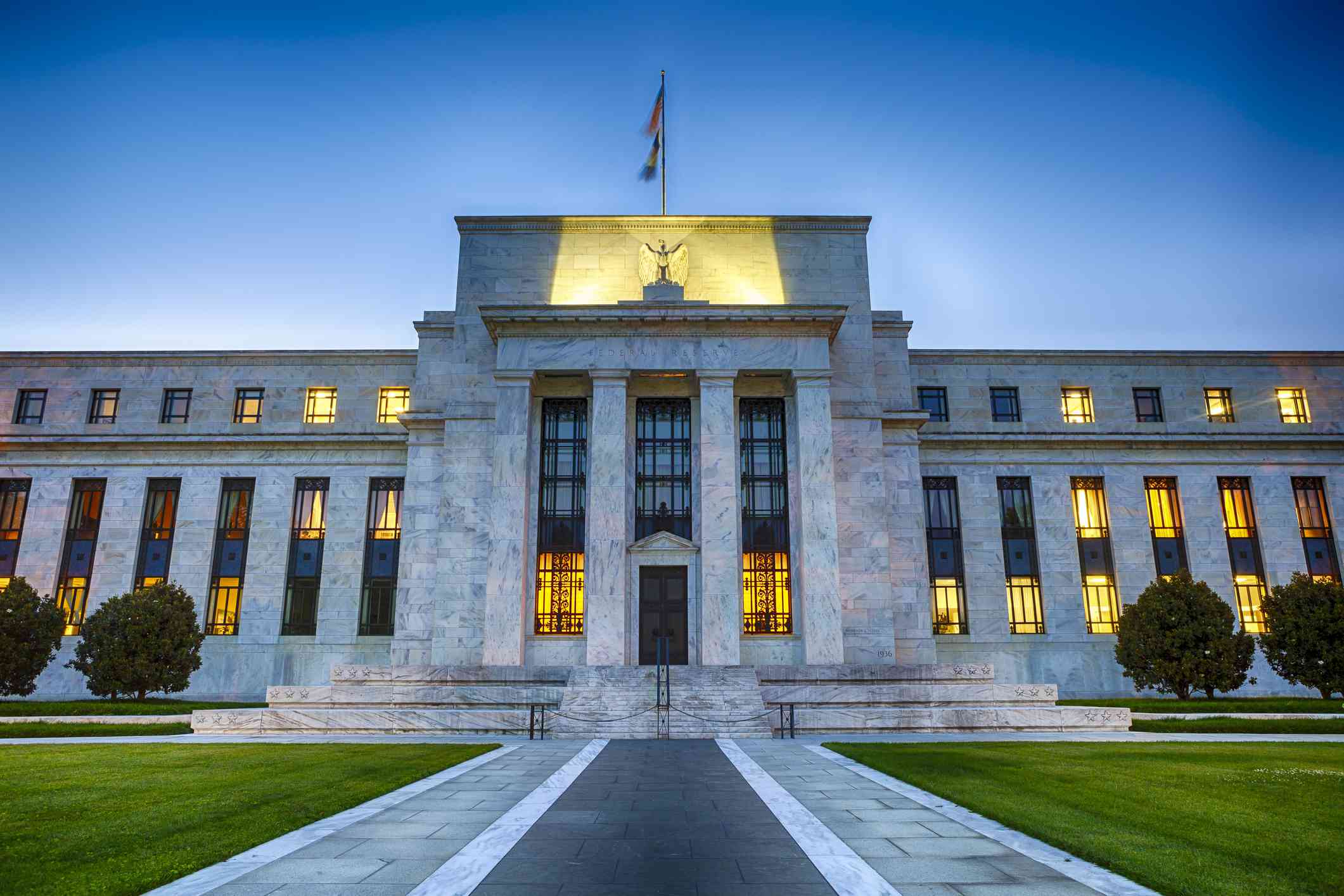 XAU/USD extends backslide, markets gear up for Fed rate call
