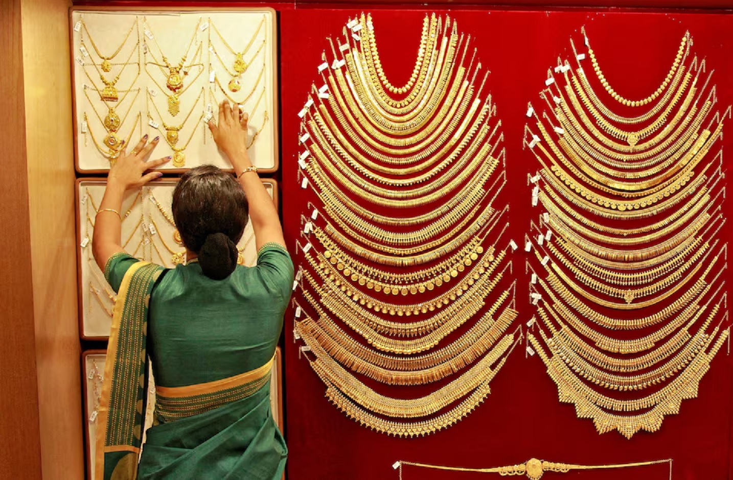 Gold rebounds on dollar retreat as Fed still seen cutting rates