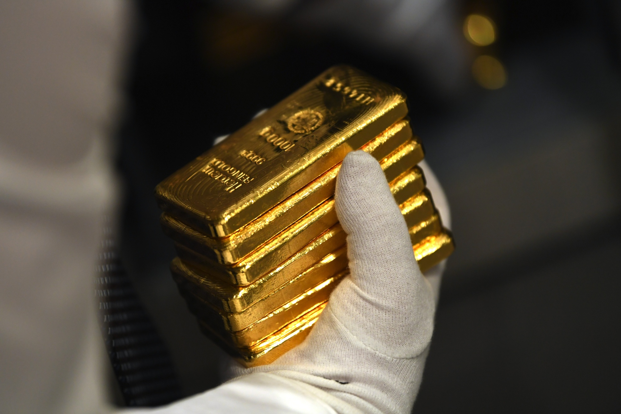 Is there a Best Day of the Week to Buy Gold ? For A Cost-Averaging Strategy