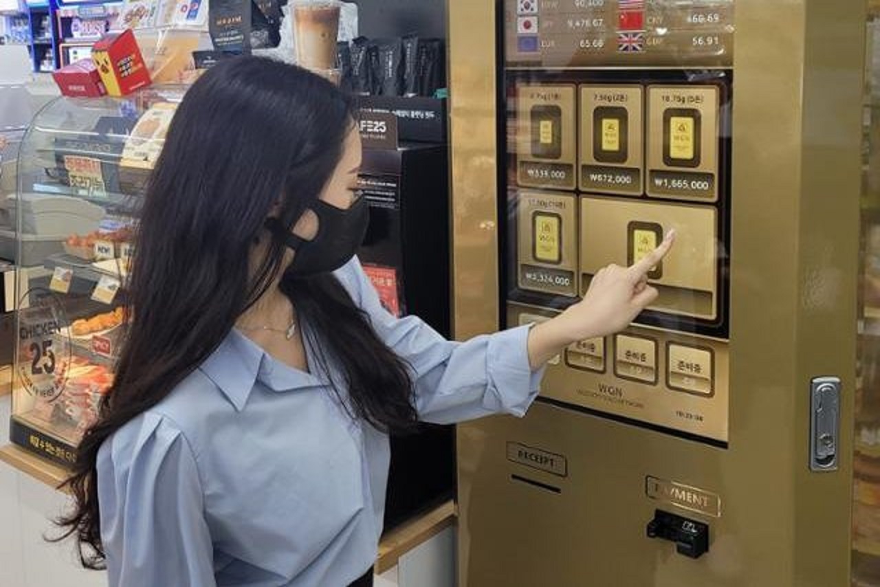 Gold price weaker on less risk aversion, bearish outside markets