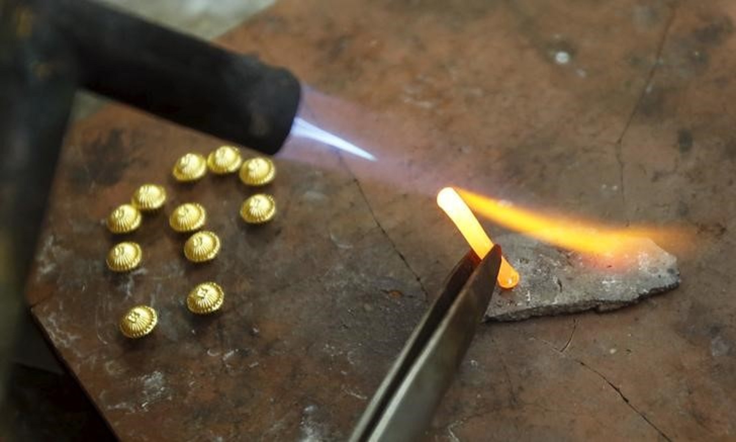 Gold price climbs to $3,400 with tariffs, rate cut in focus