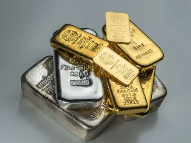 Gold Breaks $4,000 Barrier as Investors Flock to Safe Haven Amid Global Uncertainty