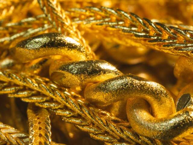 Gold Surges on Renewed Federal Reserve Rate Cut Expectations