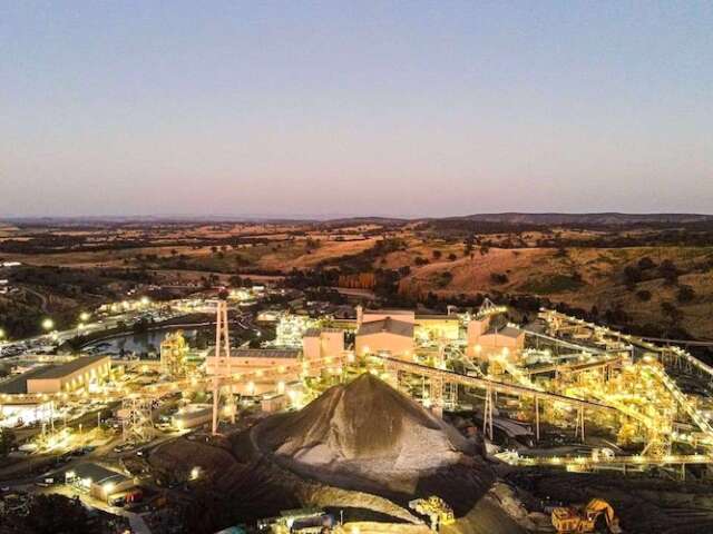 Australian gold output down slightly as prices vary widely