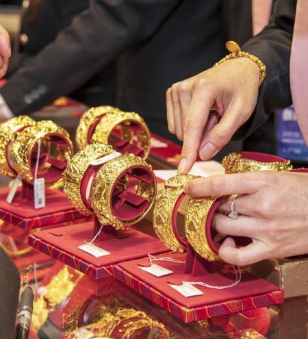 Shenzhen gold hub sees crowds as spot prices slip below $4,000/oz