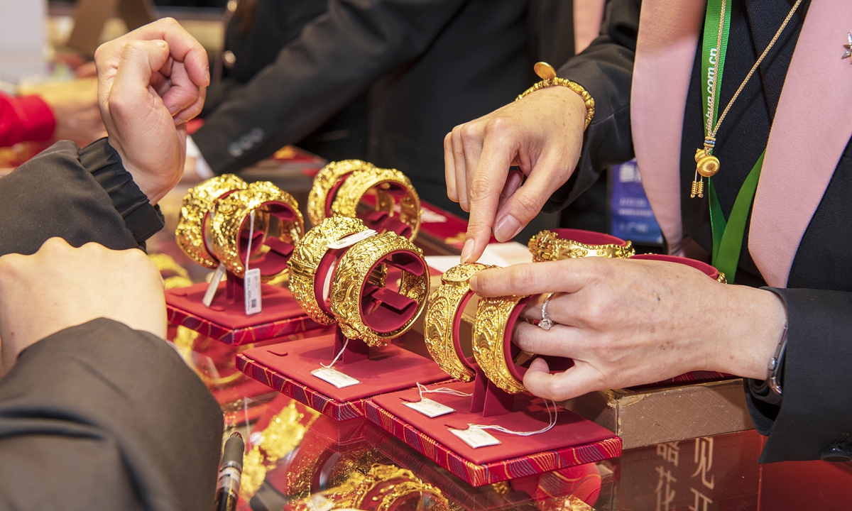 Shenzhen gold hub sees crowds as spot prices slip below $4,000/oz